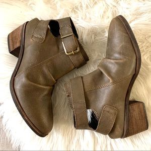 Matisse gathered brown leather booties size 8.5